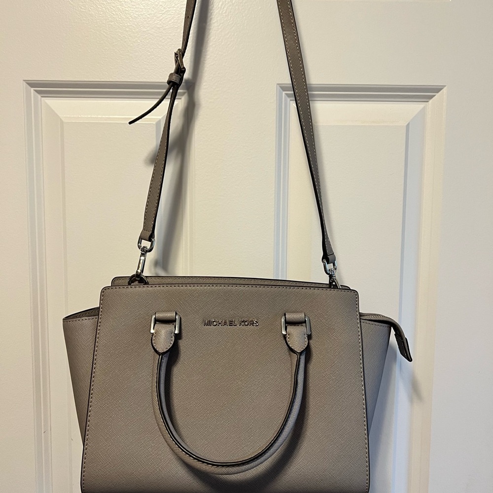 🩶 LIKE NEW 🩶 Michael Kors grey saffiano leather satchel with crossbody strap. - Picture 3 of 12
